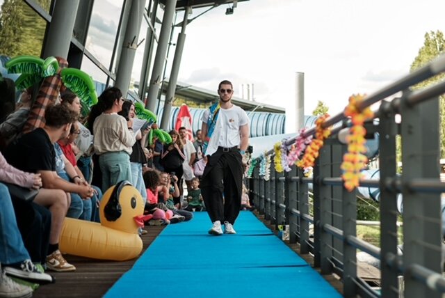 260603_Art_meets_Wave-Aggua_Gewinner auf Catwalk