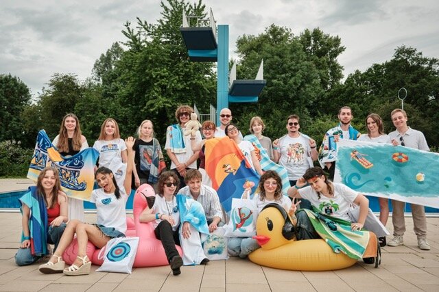 260603_Art_meets_Wave-Aggua_Gruppenbild Finalistinnen und Finalisten
