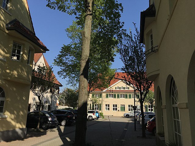 640px-Rote_Kolonie_2019-04-21 640px-Rote_Kolonie_2019-04-21