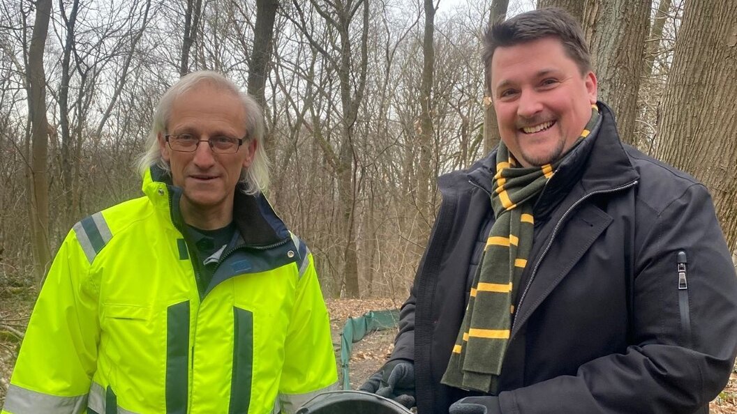 aaaaBürgermeister_Biber_und_Dr_Bendl_vom_Umweltamt_mit_Kröten_3klein aaaaBürgermeister_Biber_und_Dr_Bendl_vom_Umweltamt_mit_Kröten_3klein