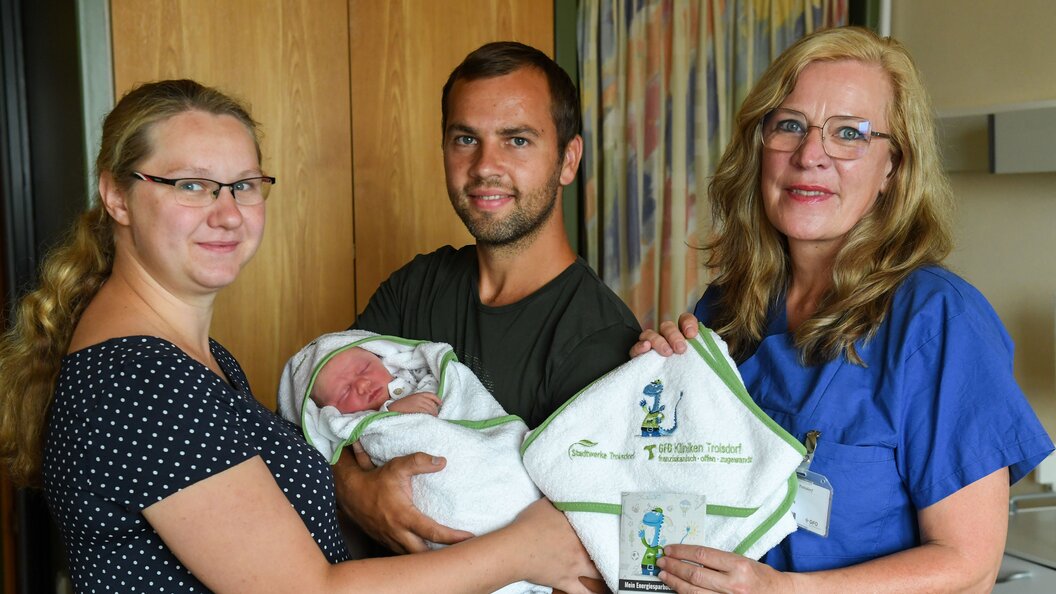 aaPressebild_Handtuchübergabe_Stadtwerke_GFO-Kliniken_2022