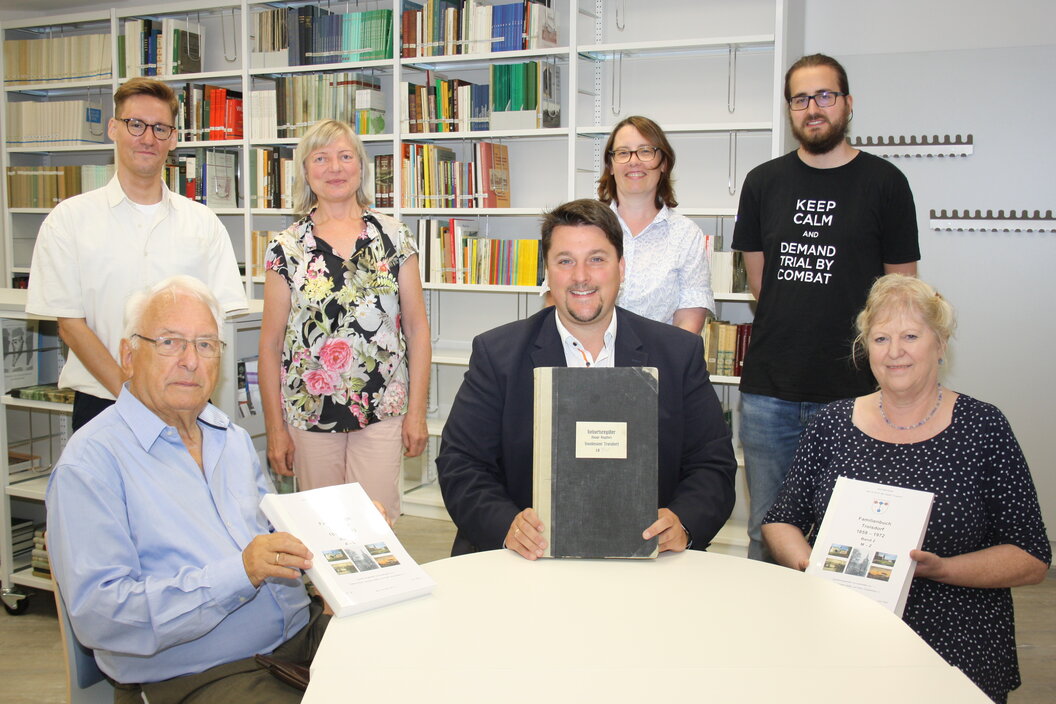 Archiv_Familienbuch_Alexander_Biber_Heribert_Müller_Waltraut__Boß_stehend_Team_des_Archivs Archiv_Familienbuch_Alexander_Biber_Heribert_Müller_Waltraut__Boß_stehend_Team_des_Archivs