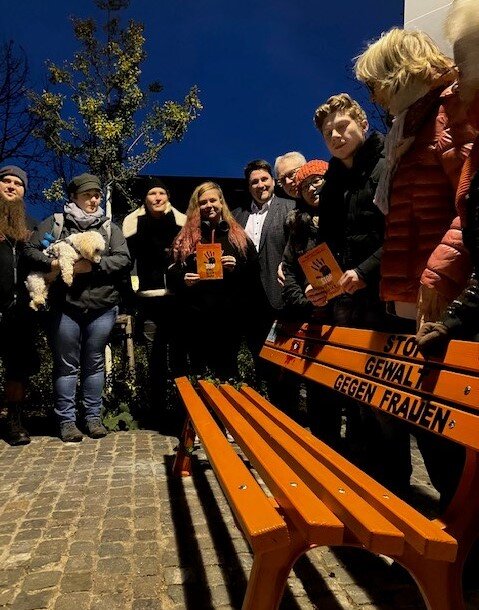 Aufstellung_der_orangen_Bank_in_Bergheim Aufstellung_der_orangen_Bank_in_Bergheim