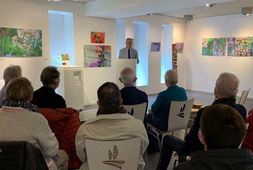 Ausstellungseröffnung_Bombus_-_das_Leben_der_Hummeln_mit_Guido_Menzenbach Ausstellungseröffnung_Bombus_-_das_Leben_der_Hummeln_mit_Guido_Menzenbach