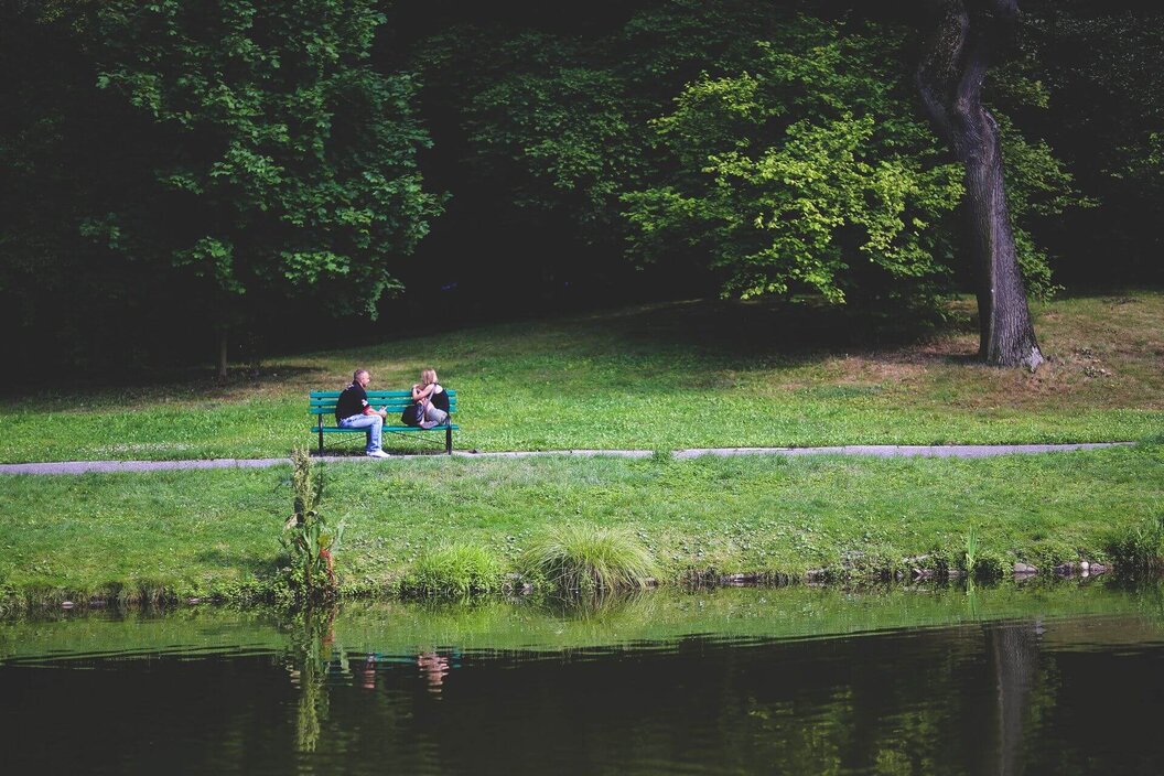 bench-couple-love-people-mediation