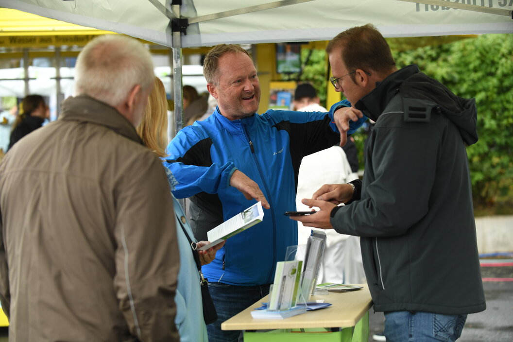 Beratung_am_Stadtwerke-Stand_zu_PV-Anlagen Beratung_am_Stadtwerke-Stand_zu_PV-Anlagen