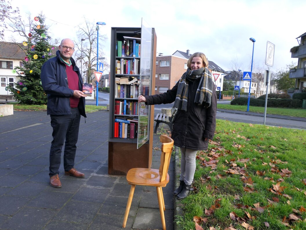 Bücherschrank_am_Oberlarer_Platz_Sandra_Stein_und_Horste_Wende