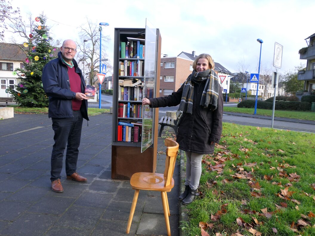 Bücherschrank_am_Oberlarer_Platz_Sandra_Stein_und_Horste_Wende Bücherschrank_am_Oberlarer_Platz_Sandra_Stein_und_Horste_Wende