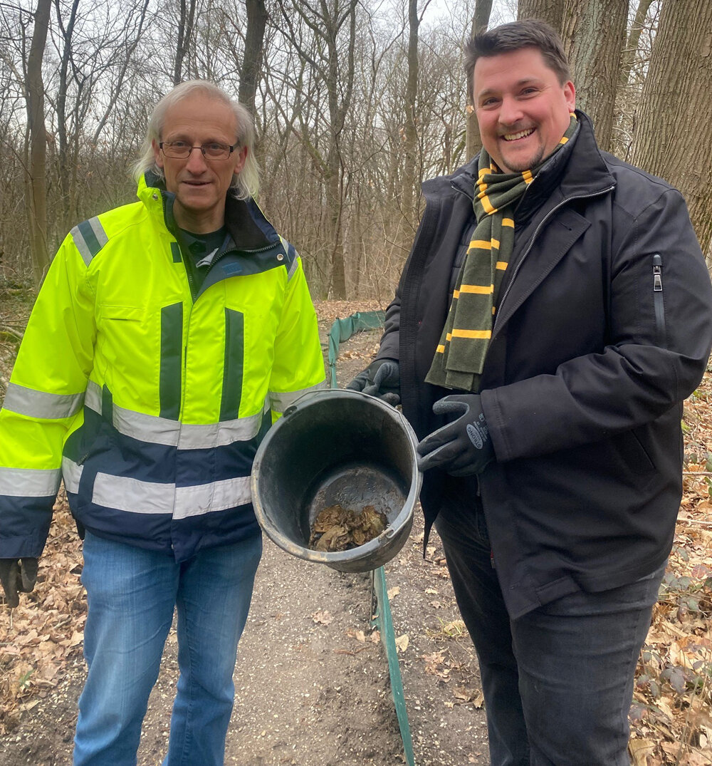 Bürgermeister_Biber_und_Dr_Bendl_vom_Umweltamt_mit_Kröten_3 Bürgermeister_Biber_und_Dr_Bendl_vom_Umweltamt_mit_Kröten_3