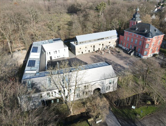 burg-wissem-drohne-blickrichtung-herrenhaus-1