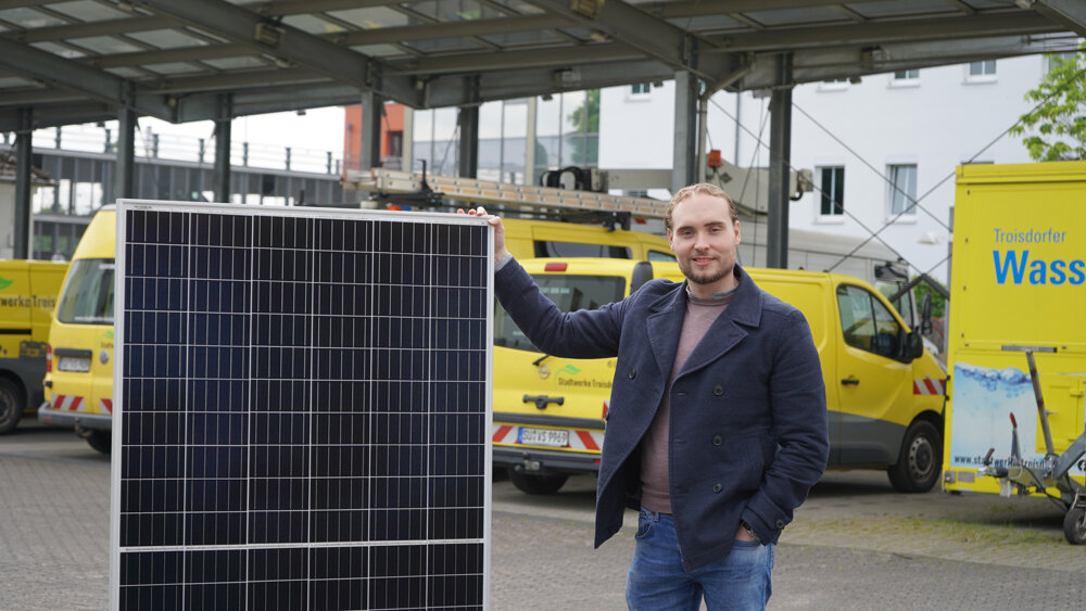 Dennis_Ritter_mit_Solarmodul