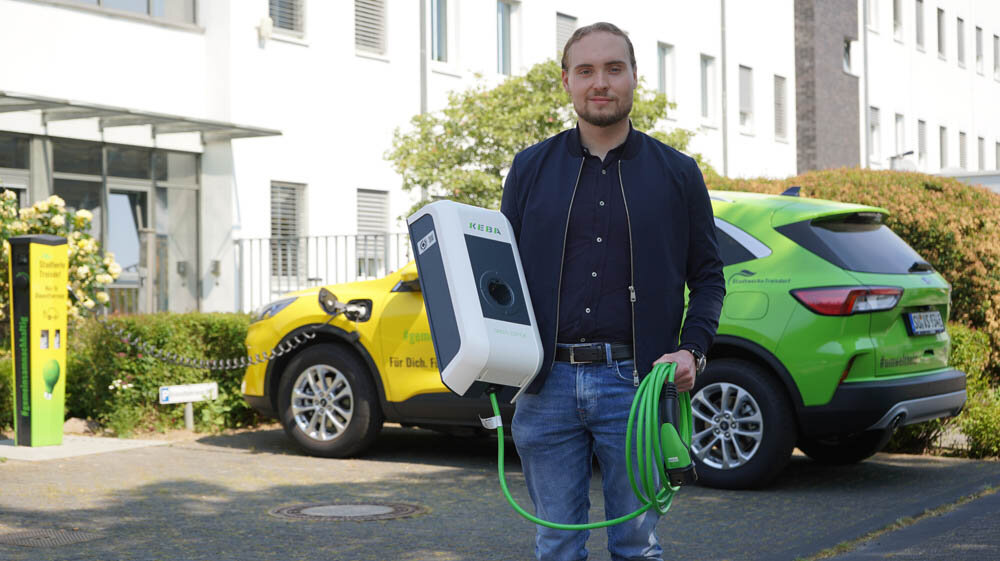 Dennis_Ritter_mit_Wallbox Dennis_Ritter_mit_Wallbox