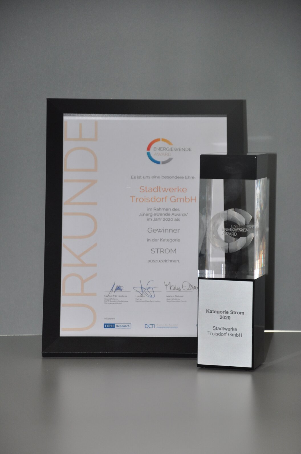 Energiewende-Award_-_Preis_und_Urkunde