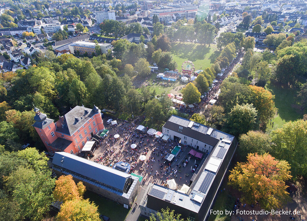 Erntedankfest_Burg_Wissem_Drohnenenaufnahme_Foto_Becker Erntedankfest_Burg_Wissem_Drohnenenaufnahme_Foto_Becker