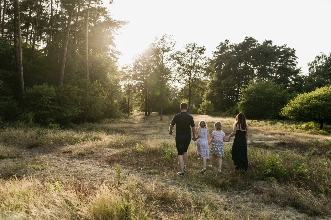 Familie_beim_Waldspaziergang Familie_beim_Waldspaziergang