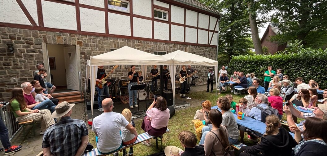 full-house-beim-auftritt-der-band-popcorn-im-musikschulgarten full-house-beim-auftritt-der-band-popcorn-im-musikschulgarten