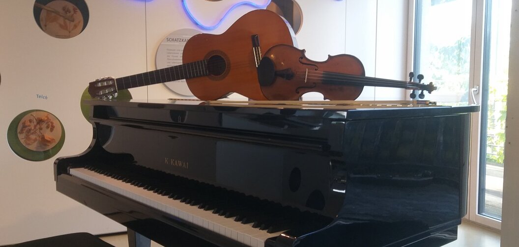 klavier-violine-gitarre-im-fischereimuseum klavier-violine-gitarre-im-fischereimuseum