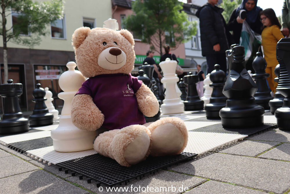 Magnus_am_Schachbrett_und_spielenden (1) Magnus_am_Schachbrett_und_spielenden (1)