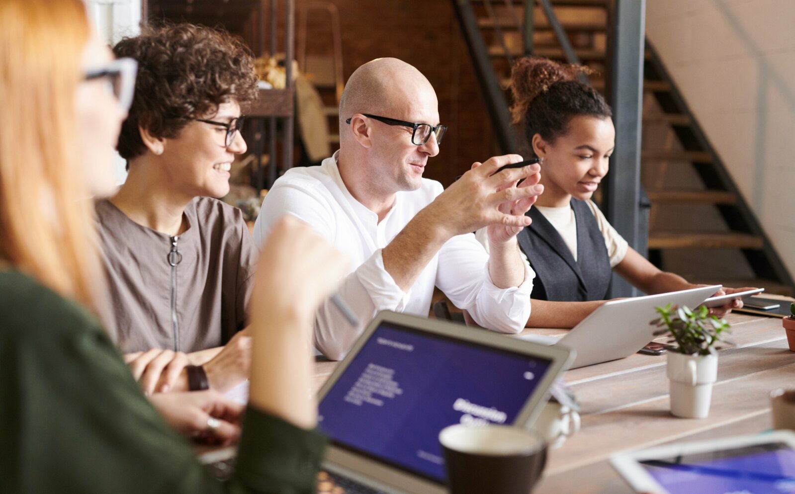 mediataphoto-of-people-looking-on-laptop-3182801