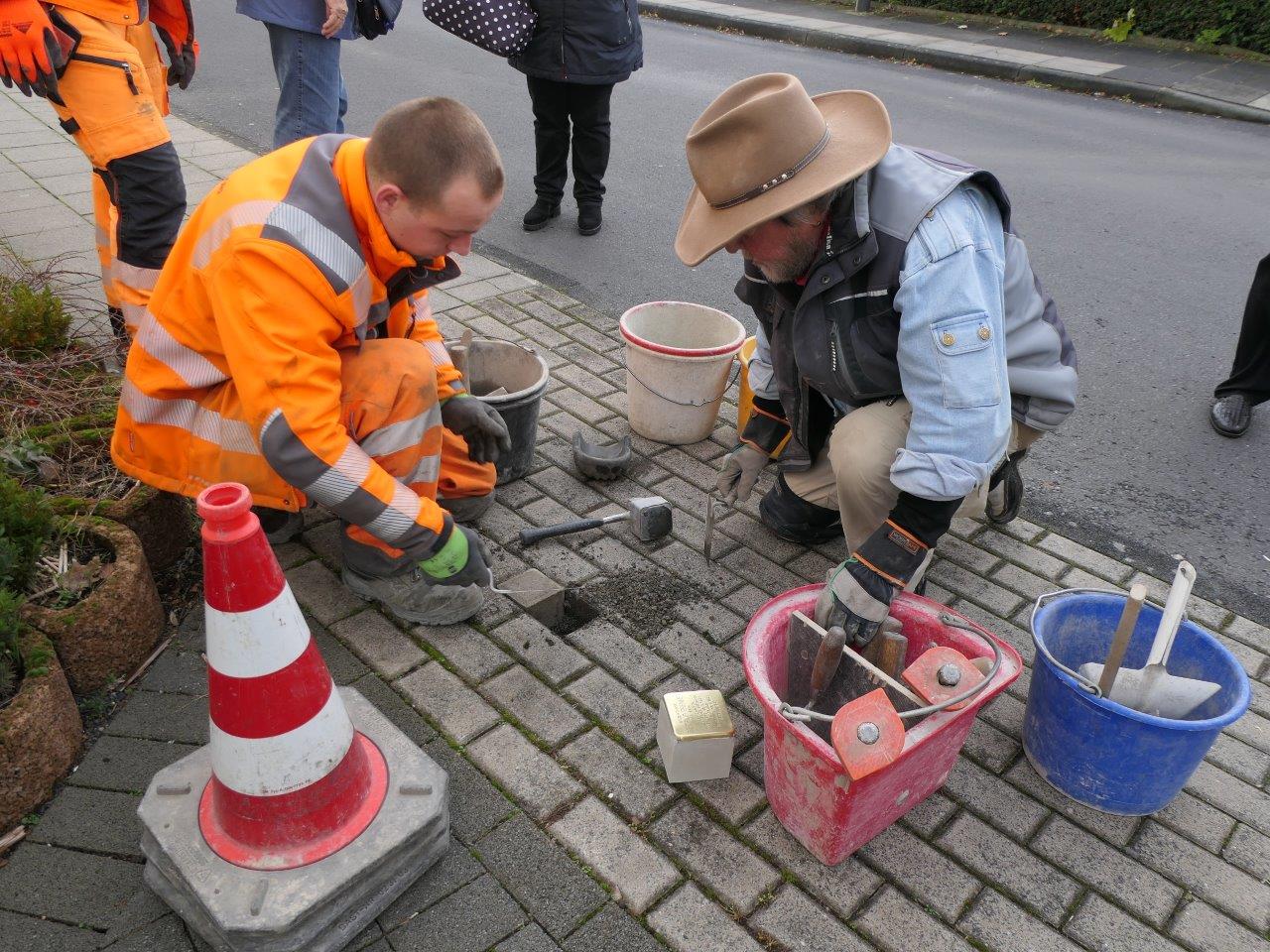 Presse_Stolpersteine_Anton_und_Philipp_Hamacher_und_Gertrud_Brenner_Jablonski_Demnig_Stationsweg_Nordstraße__105_ Presse_Stolpersteine_Anton_und_Philipp_Hamacher_und_Gertrud_Brenner_Jablonski_Demnig_Stationsweg_Nordstraße__105_