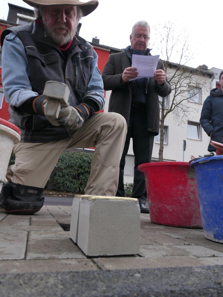 Presse_Stolpersteine_Anton_und_Philipp_Hamacher_und_Gertrud_Brenner_Jablonski_Demnig_Stationsweg_Nordstraße__42_ Presse_Stolpersteine_Anton_und_Philipp_Hamacher_und_Gertrud_Brenner_Jablonski_Demnig_Stationsweg_Nordstraße__42_
