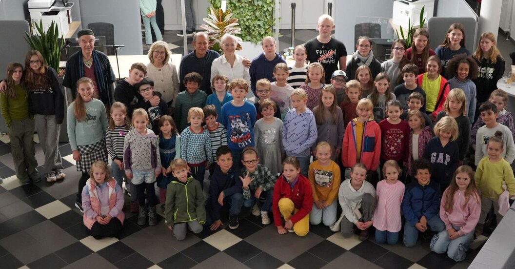 Pressebild Finissage Sommerkunstschule Glück ist bunt (002) Pressebild Finissage Sommerkunstschule Glück ist bunt (002)