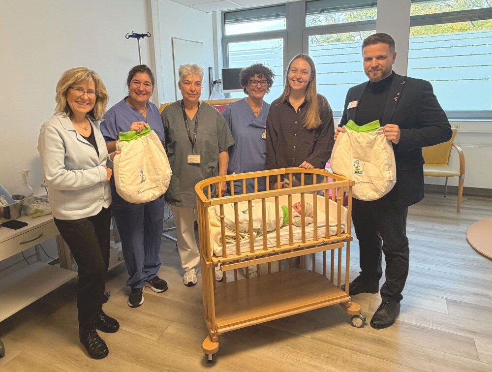Pressebild-Übergabe-Babyschlafsäcke-Stadtwerke-GFO-Kliniken-Troisdorf-2026_2