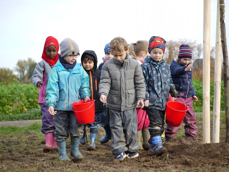 Pressebild_1_Kinder_bei_der_Aussaat