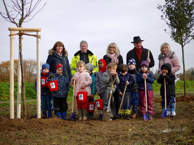 Pressebild_2_Gruppenfoto_Obstbaumpflanzung