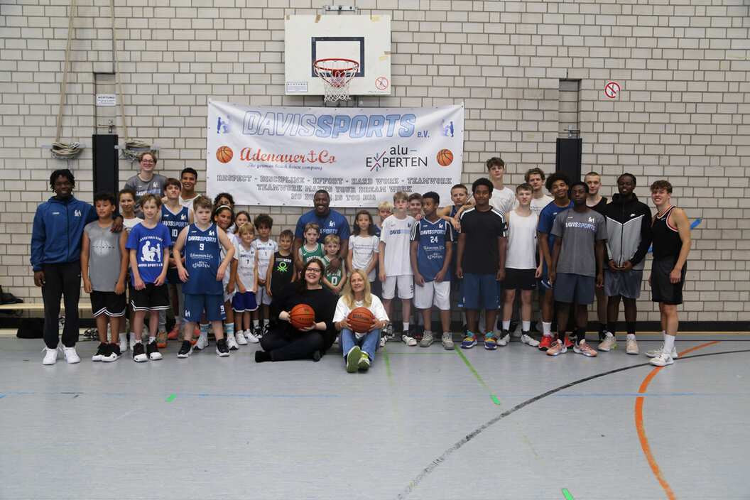Pressemitteilung_Basketballverein_Davis_Sport_erhält_großzügige_Spende_von_Familie_Reifenhäuser