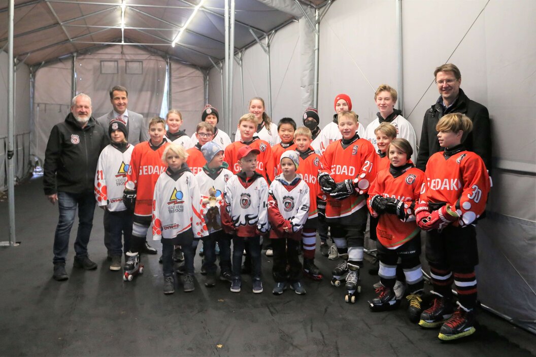 Reifenhäuser_unterstützt_den_Eishockey_Club_Troisdorf (1) Reifenhäuser_unterstützt_den_Eishockey_Club_Troisdorf (1)