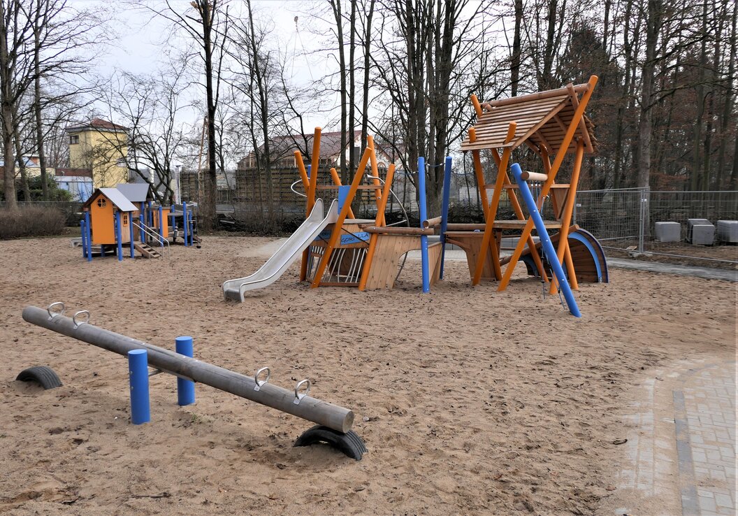 Spielplatz_Am_Wasserwerk__im_Hintergrund_Kita_Am_Wasserwerk