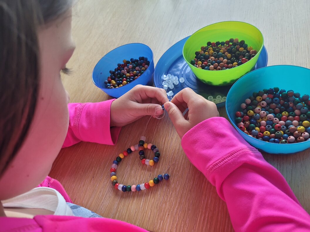 Stadtwerke-Kreativwerkstatt UV-Perlen-Armbänder