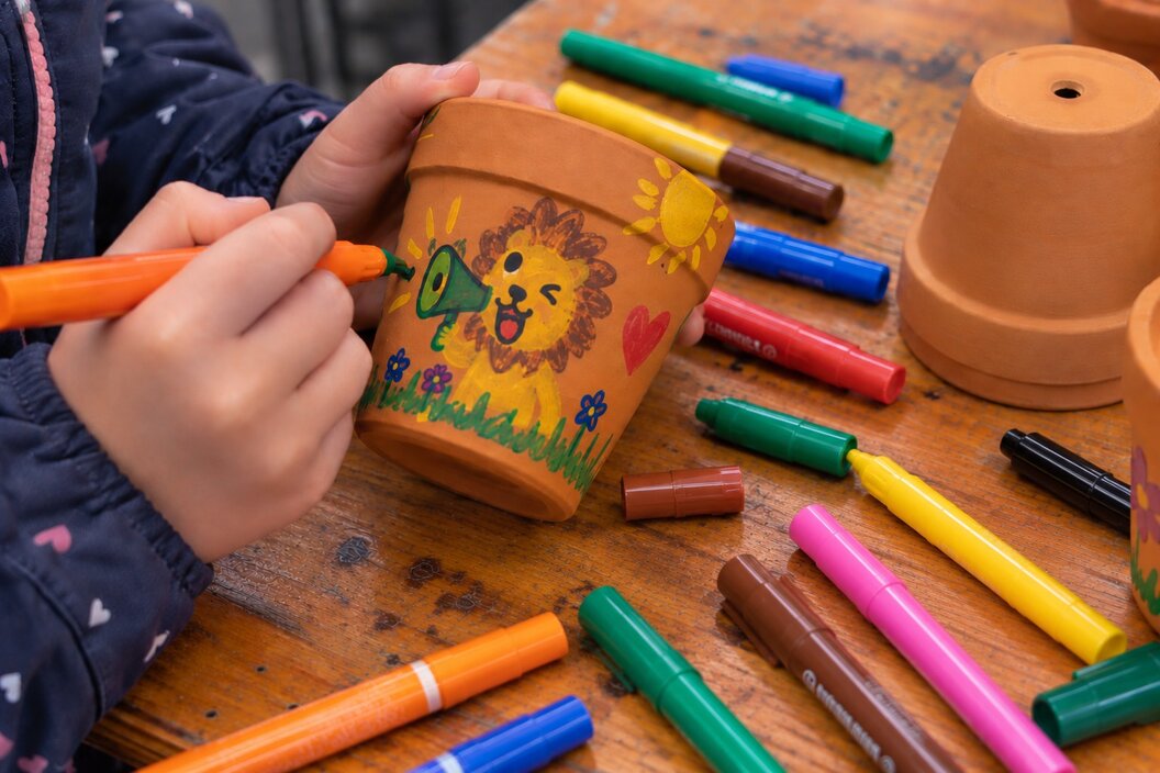 Tontopf-Malaktion Erntedankfest - (C) Bild Stadtwerke Troisdorf - Bild mit KI-Unterstutzung bearbeitet