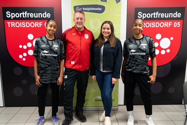 Trikotübergabe-Stadtwerke-Troisdorf-U17-Juniorinnen_klein