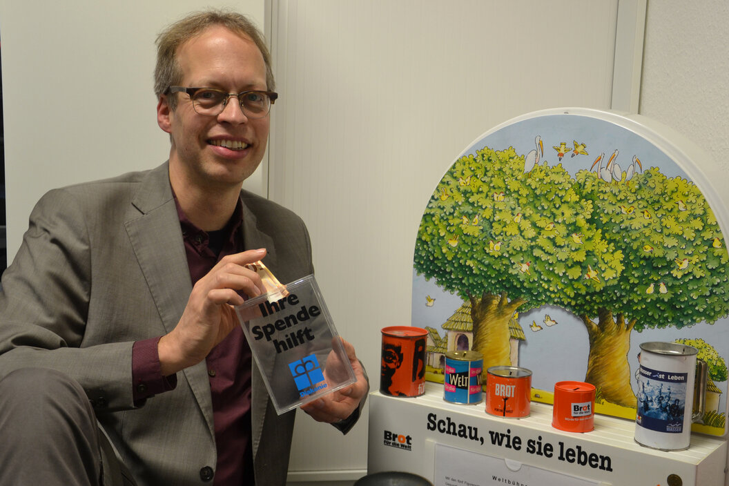Ulrich_Christenn_mit_Büchse_Ihre_Spende_hilft2 Ulrich_Christenn_mit_Büchse_Ihre_Spende_hilft2
