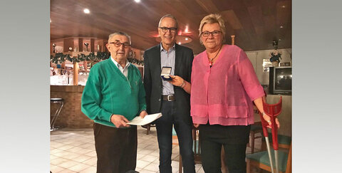 v.l.n.r.: Hans Engels, Vorsitzender Freizeitring; Rudi Eich, Vizebürgermeister; Birgit Biegel, Vorsitzende AWO OBERLAR