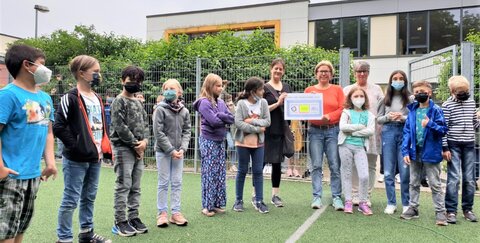 Schulkinder mit v.l. Anke Wallbrück, Anja Faber und Petra Zimmermann. Foto: EGS Troisdorf.