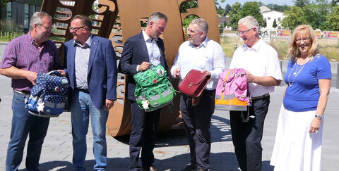 Freuten sich über die erfolgreiche Aktion: v.r. Ulrike Hanke, Bürgermeister Klaus-Werner Jablonski, Dietmar Bär, Holger Hürten, Eric Schütz und Frank Krämer (Sozialamt).