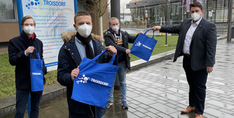 Bürgermeister Alexander Biber (r.) und Vertreter der politischen Jugendorganisationen (v. l.): Ron Jascha Marner, Justin Lemmer und Niels Plugge