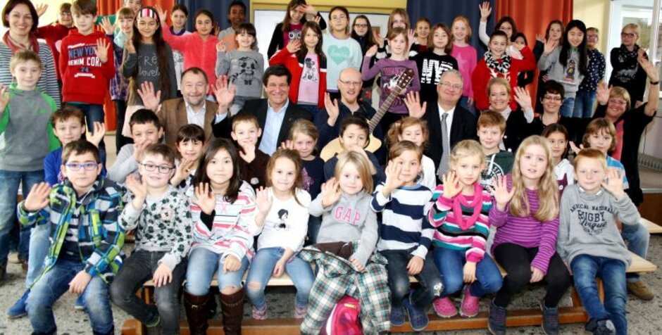 Troisdorf City Weihnachtsgeschenk Der Firma Reifenhauser Grundschule Erhielt 8 000 Euro Fur Pcs Rathaus Der Stadt Troisdorf