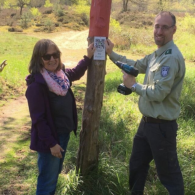 Anbringen der QR Codes  für die Warner Heide App der DBU troisdorf wahnerheide