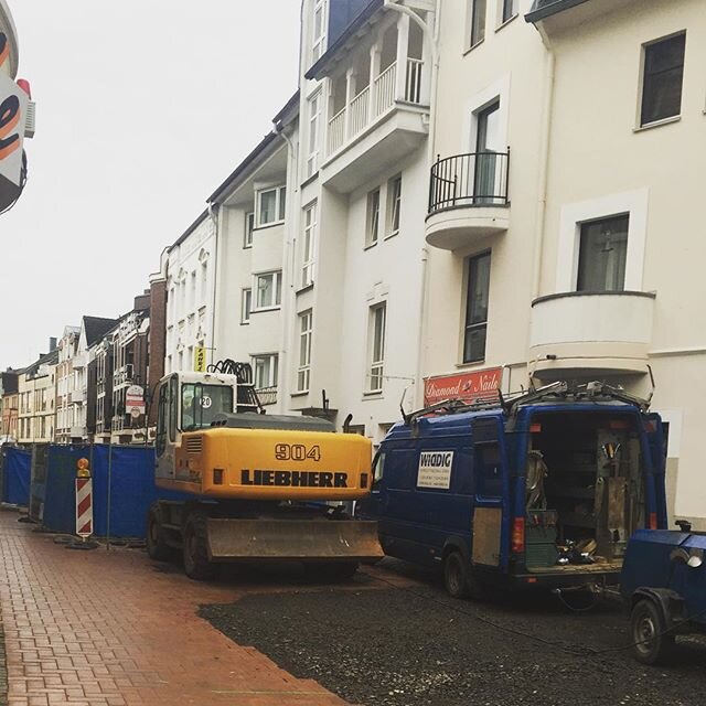 Die Sanierungsarbeiten in der Fußgängerzone der Stadt Troisdorf sind weiterhin im vollen Gange Die Erneuerung der Fußgängerzone soll in einem zeitg...