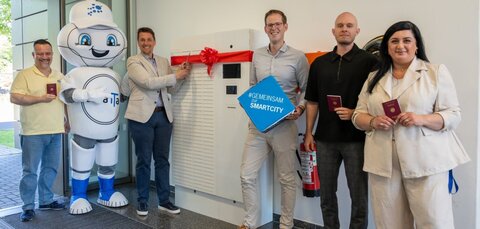 v.l.: Jan Masemann (Leiter Standes- und Bürgeramt, SmarTa, Bürgermeister Alexander Biber, Fabian Wagner (Leiter Stabsstelle Digitalisierung), Sebastian Glees (Stabsstelle Digitalisierung), Sofia Vavlas (Bürgeramt)