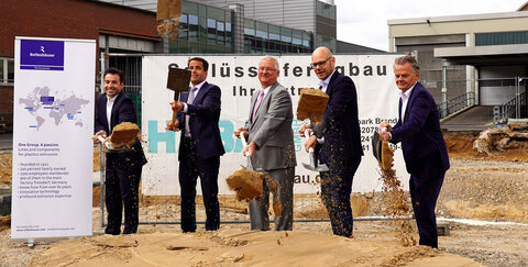 Symbolischer Spatenstich für die Erweiterung der Flachdüsenfertigung in Troisdorf: Ralf Pampus, Leiter Operations der Reifenhäuser Extrusion Systems, Bernd Reifenhäuser, CEO der Reifenhäuser Gruppe, Klaus-Werner Jablonski, Bürgermeister der Stadt Troisdorf, Uwe Gaedike, Geschäftsführer der Reifenhäuser Extrusion Systems, Dirk Niehsen, Habau GmbH (v.l.n.r.).