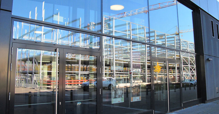 Stadthalle Troisdorf - Backstage, Spiegelung der Parkplatz-Baustelle