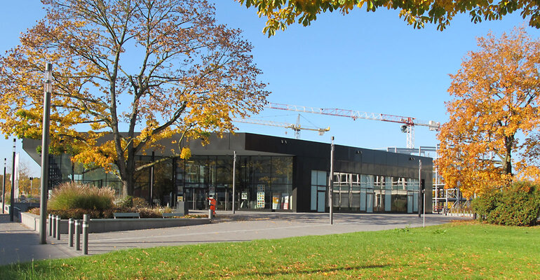  Stadthalle Troisdorf - Blick aus dem Grünen