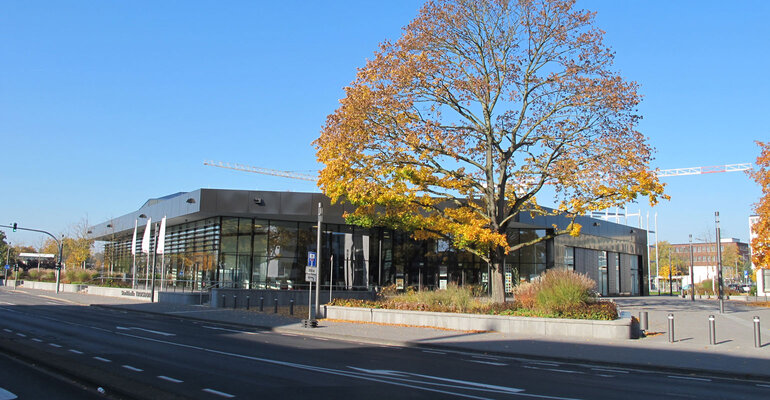 Stadthalle Troisdorf - Seitlicher Blick von der Straße