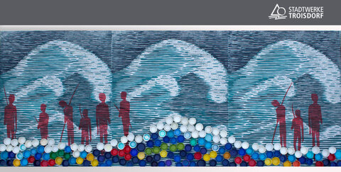 Bei diesem Holzdruck auf Japanpapier hat die Künstlerin Anne Bölling-Ahrens leuchtend bunte Plastikdeckel in ihr Kunstwerk eingearbeitet.