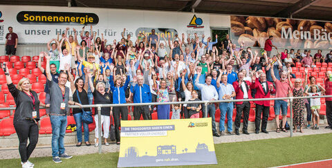 Peter Blatzheim, Geschäftsführer der Stadtwerke Troisdorf (zweiter von links) und Daniela Simon (erste von links), Leiterin Unternehmenskommunikation, begrüßten am vergangenen Samstag im Troisdorfer Aggerstadion 33 Vereine mit ihren über 100 Mitgliedern zum großen Finale der FÖRDER.EI 2017.
